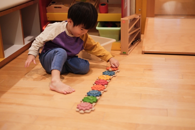 おもちゃで遊ぶ男の子